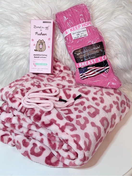 The Creme Shop Other - Creme Shop Pusheen Hand Creme, Pink Fuzzy Leopard Lounge Pants & Slouchy Socks